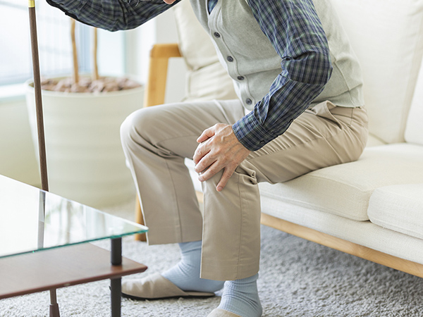 【画像】膝を痛めた男性